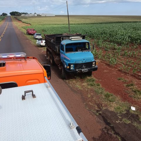 acidente entre caminhão e Uno na PR-239