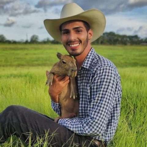 tiktoker Agenor Tupinambá e a capivara Filó