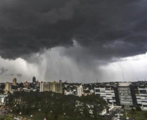 O Instituto Nacional de Meteorologia (Inmet) emitiu um alerta laranja para esta segunda (17) e terça-feira (18) para algumas cidades do Paraná.