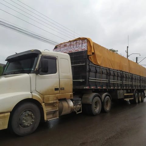 Caminhoneiro receberia R$ 6 mil para transportar a carga da Argentina ao Brasil. (Foto: PMPR)