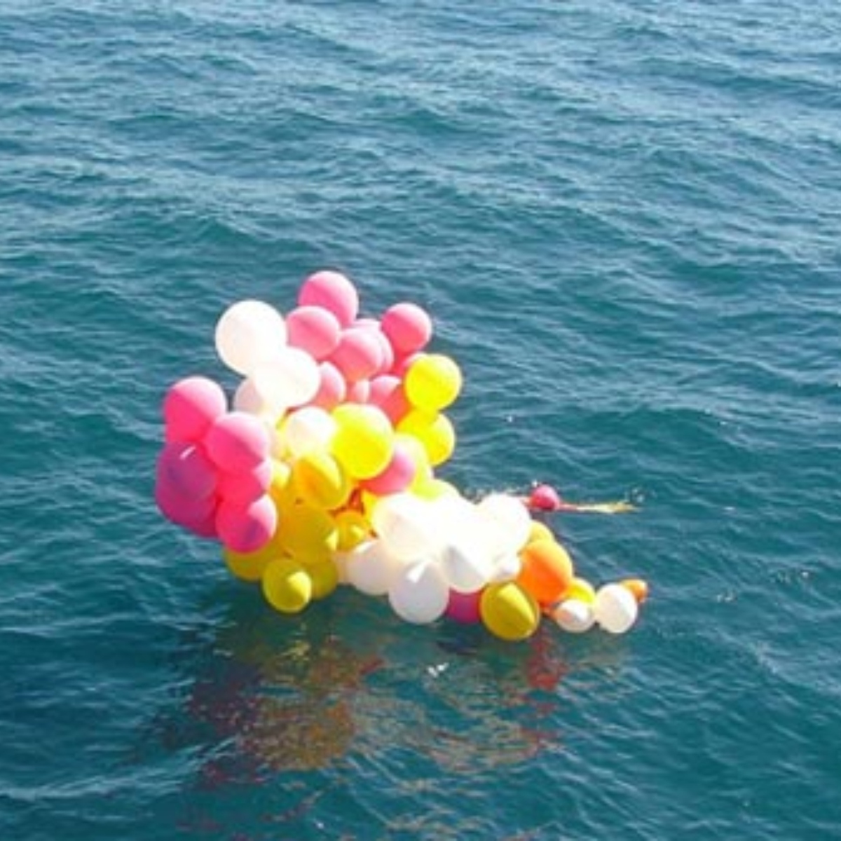  Balões foram localizados no litoral catarinense um dia após o desaparecimento do padre 