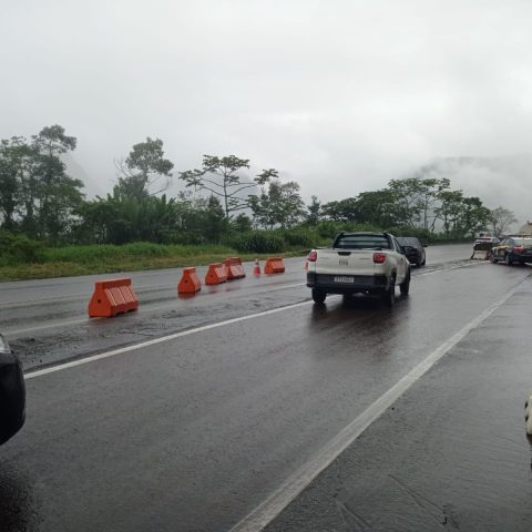 Pista começa a ceder na BR-280, em Araquari