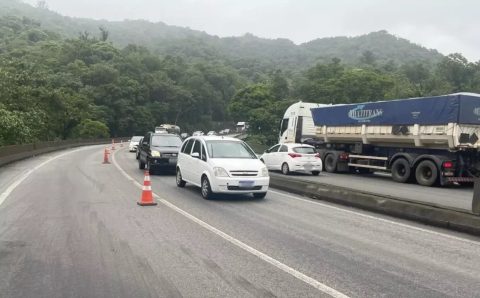 BR-277 tem fila de 4 Km no sentido Litoral e 8 Km para Curitiba - RIC Mais