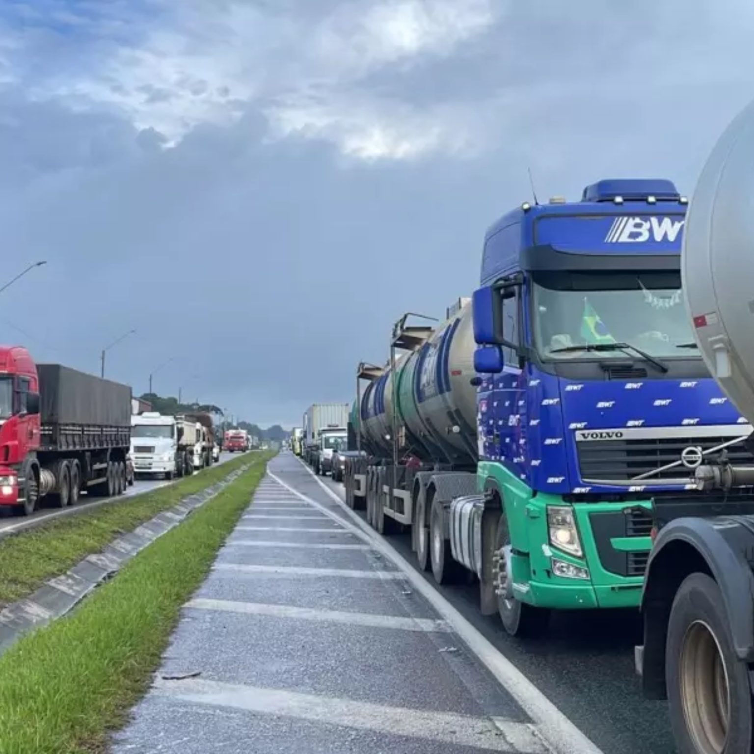  veículo incêndio br-376 bloqueia br-376 