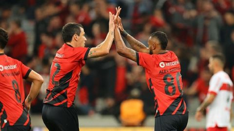  Jogadores do Athletico comemoram gol contra o CRB 
