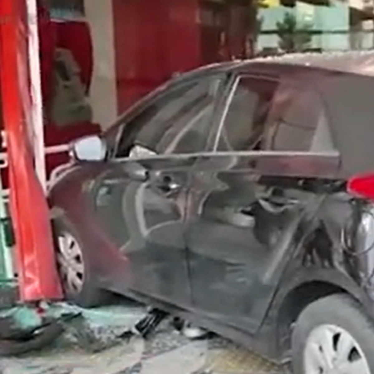  Carro Invade Banco 