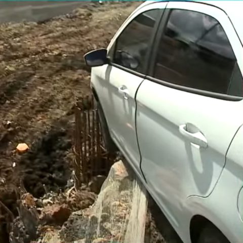 Carro fica pendurado em árvore após capotar na BR-277