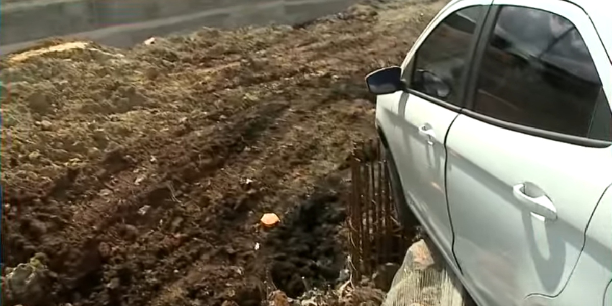 Carro fica pendurado em árvore após capotar na BR-277