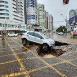 carro quase engolido por em cratera