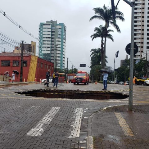Cratera no meio da rua em Maringá
