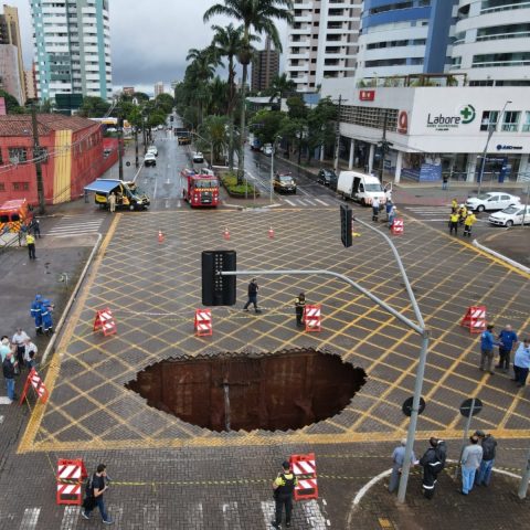 Cratera no asfalto em Maringá