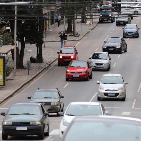 Carros circulando no centro de Curitiba