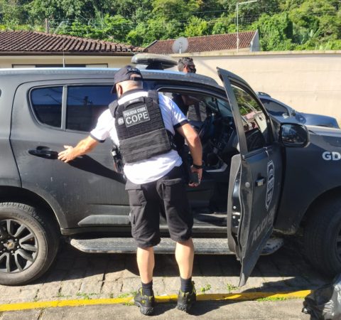 A Polícia Civil do Paraná (PCPR), em conjunto com a Polícia Civil do Rio de Janeiro (PCRJ), prendeu um integrante de uma facção criminosa ligada a roubos de bancos. A ação aconteceu nesta quarta-feira (5), no Rio de Janeiro.