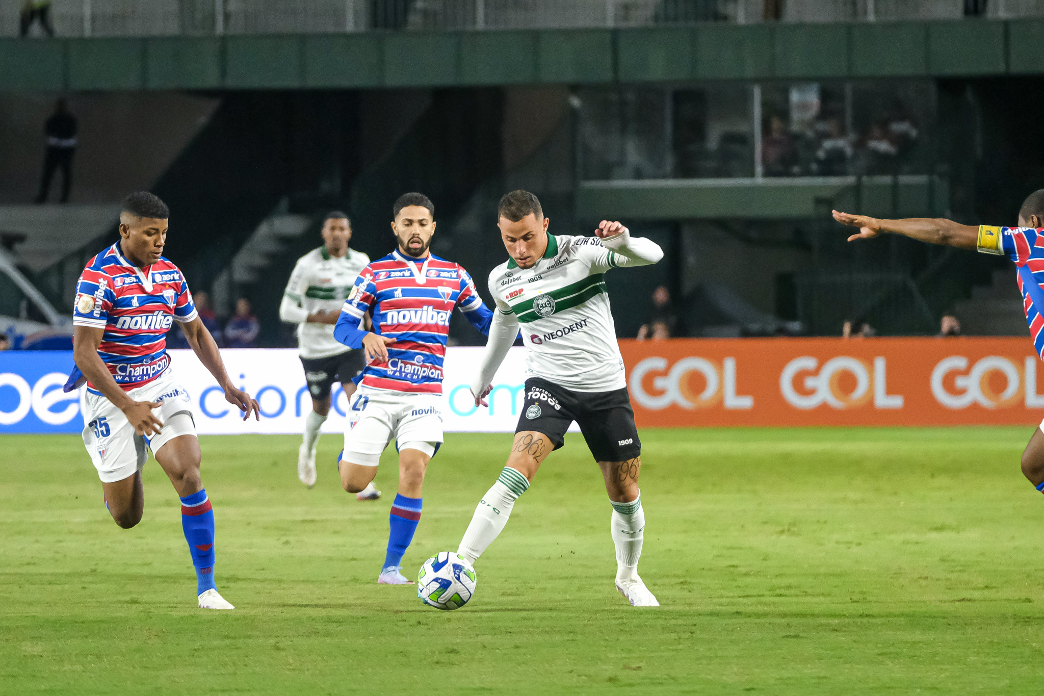  Lance de Coritiba x Fortaleza, pelo Brasileirão 