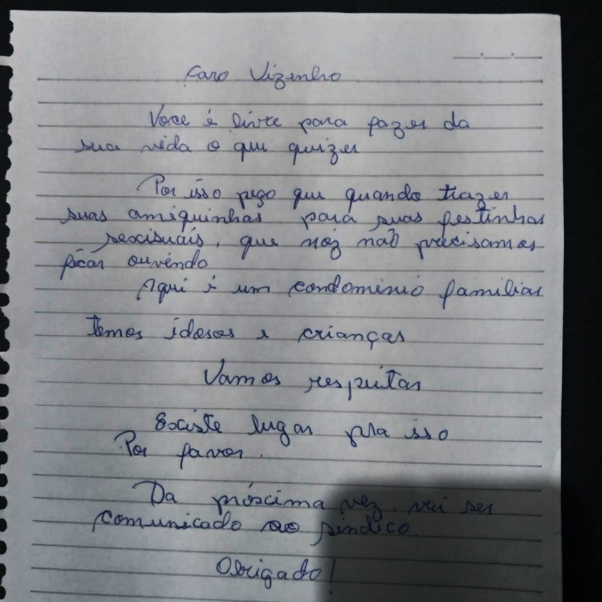  Um morador de Curitiba teve uma surpresa inusitada ao chegar em casa e ver um bilhete deixado por vizinho debaixo da porta 