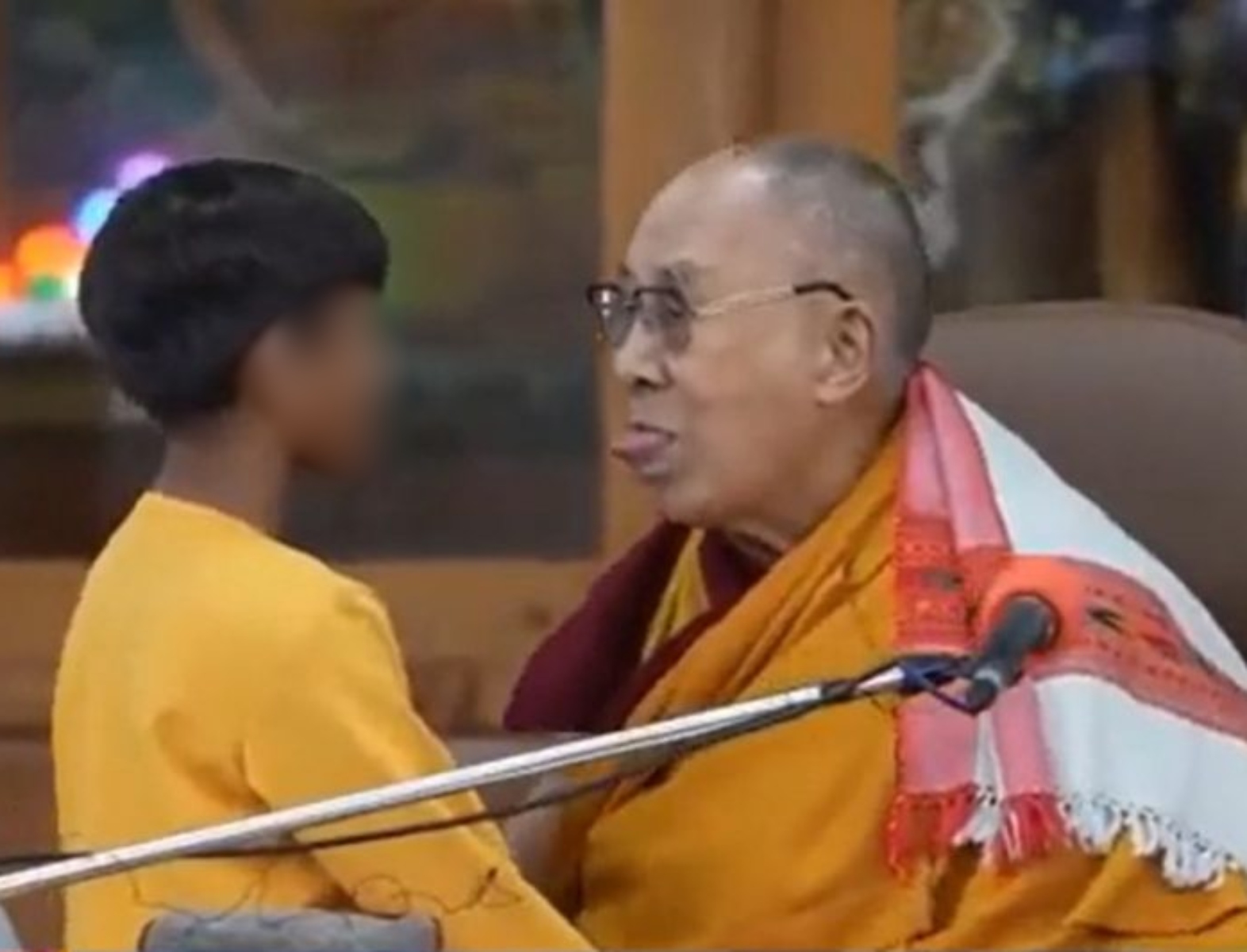  Líderes tibetanos defendem Dalai Lama em vídeo com criança: 