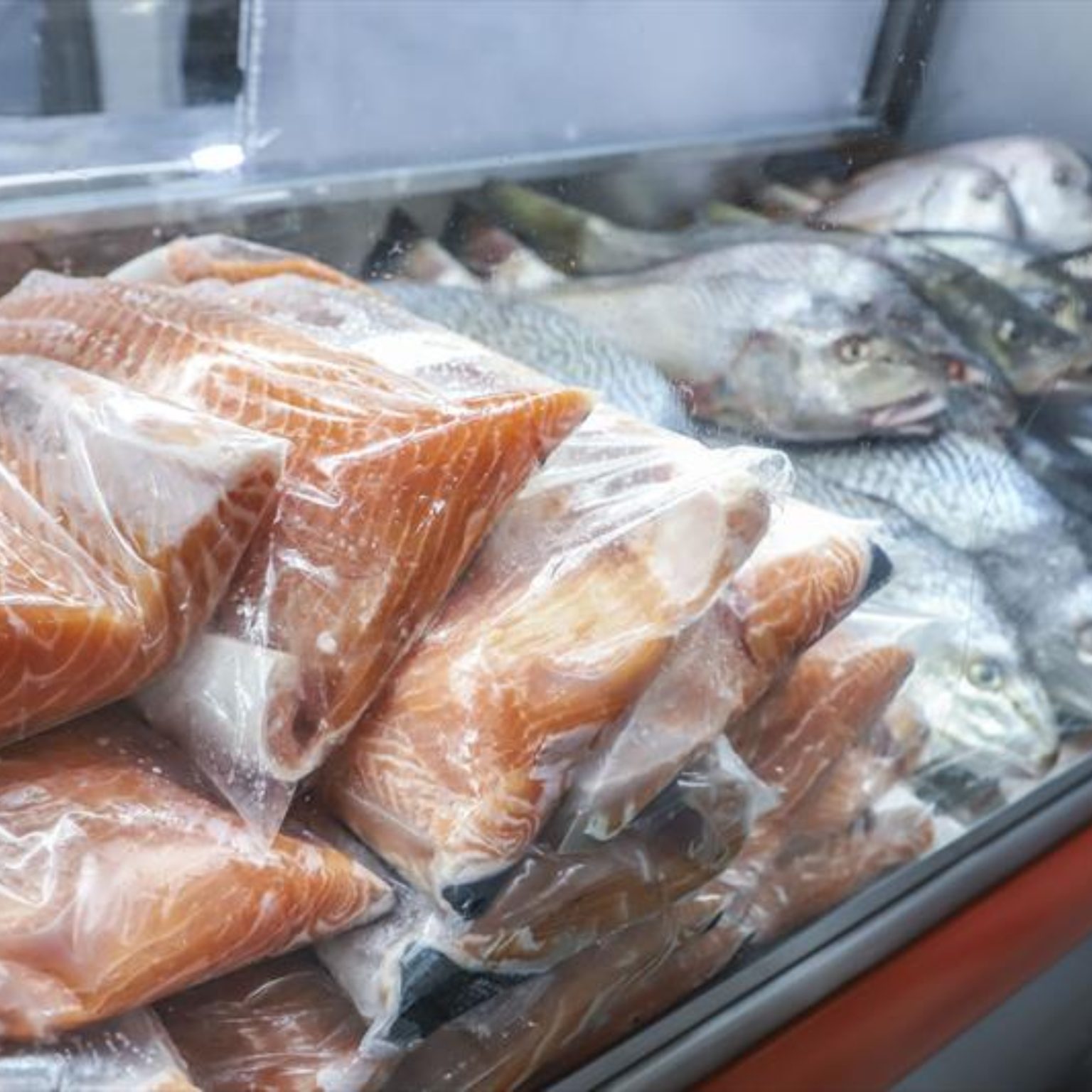  Além das 51 pontos das tradicionais feiras de Curitiba, Semana Santa terá mais 17 pontos extras de vendas de pescados na capital. (Foto: Hully Paiva/SMCS / Prefeitura de Curitiba) 