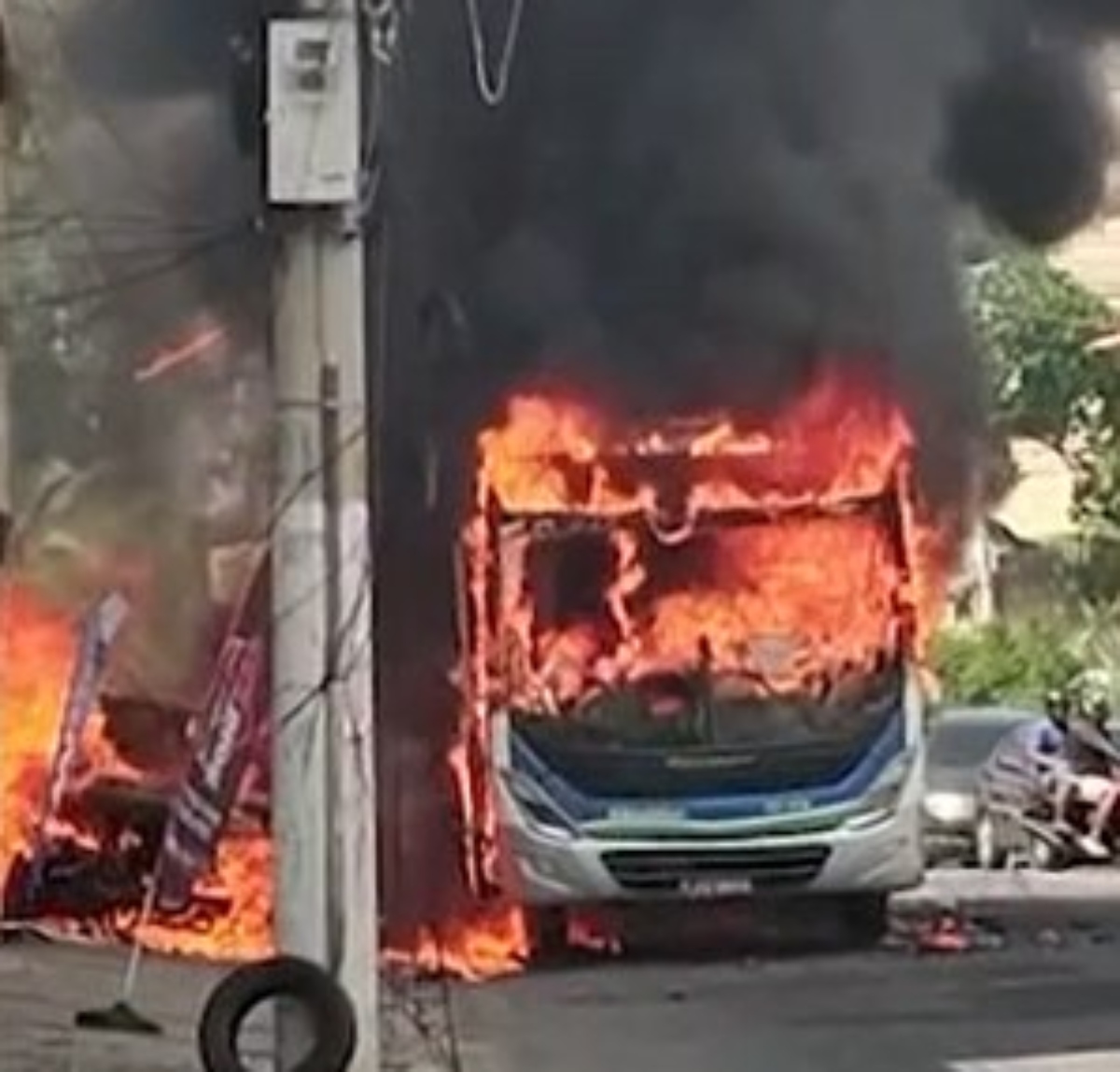  Homem invade ônibus e ateia fogo em passageiros; criança está em estado grave 