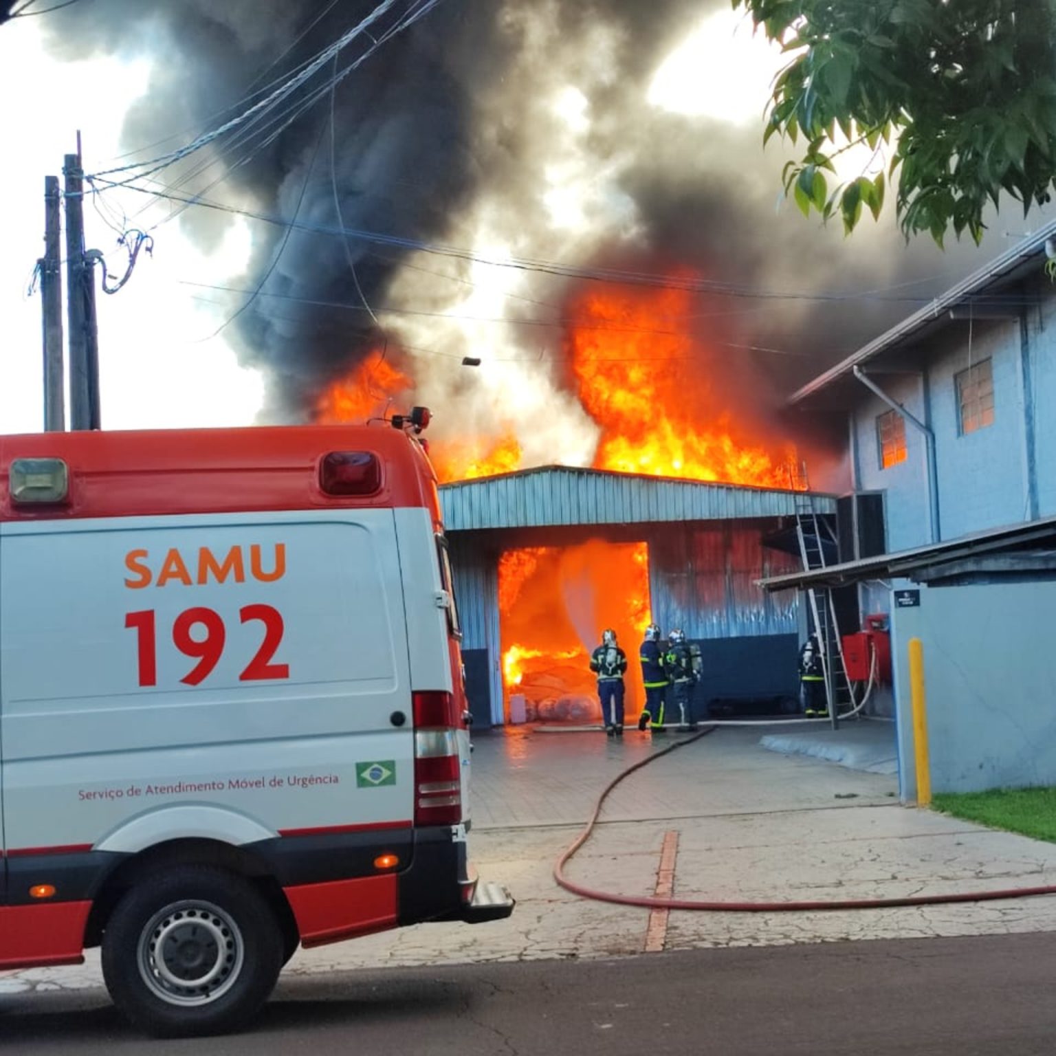  Não há informações de feridos. Mas uma equipe do Samu pemaneceu de plantão durante todo o combate ao fogo, para casos de intoxicação. (Foto: Colaboração / toledo News) 