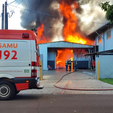 Não há informações de feridos. Mas uma equipe do Samu pemaneceu de plantão durante todo o combate ao fogo, para casos de intoxicação. (Foto: Colaboração / toledo News)