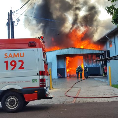 Não há informações de feridos. Mas uma equipe do Samu pemaneceu de plantão durante todo o combate ao fogo, para casos de intoxicação. (Foto: Colaboração / toledo News)