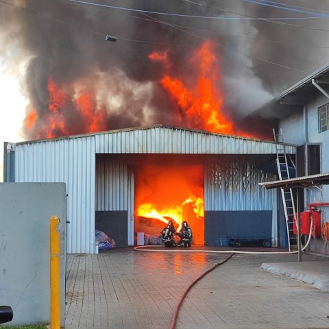 Não há informações de feridos. Mas uma equipe do Samu pemaneceu de plantão durante todo o combate ao fogo, para casos de intoxicação. (Foto: Colaboração / toledo News)