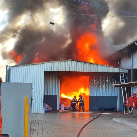 Não há informações de feridos. Mas uma equipe do Samu pemaneceu de plantão durante todo o combate ao fogo, para casos de intoxicação. (Foto: Colaboração / toledo News)