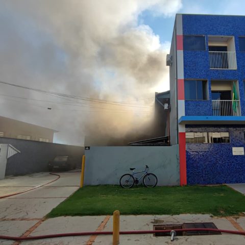 Não há informações de feridos. Mas uma equipe do Samu pemaneceu de plantão durante todo o combate ao fogo, para casos de intoxicação. (Foto: Colaboração / toledo News)