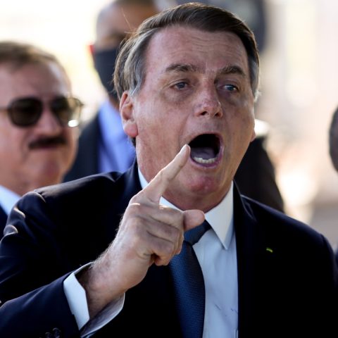 Jair Bolsonaro fala com a imprensa em frente ao Palácio da Alvorada