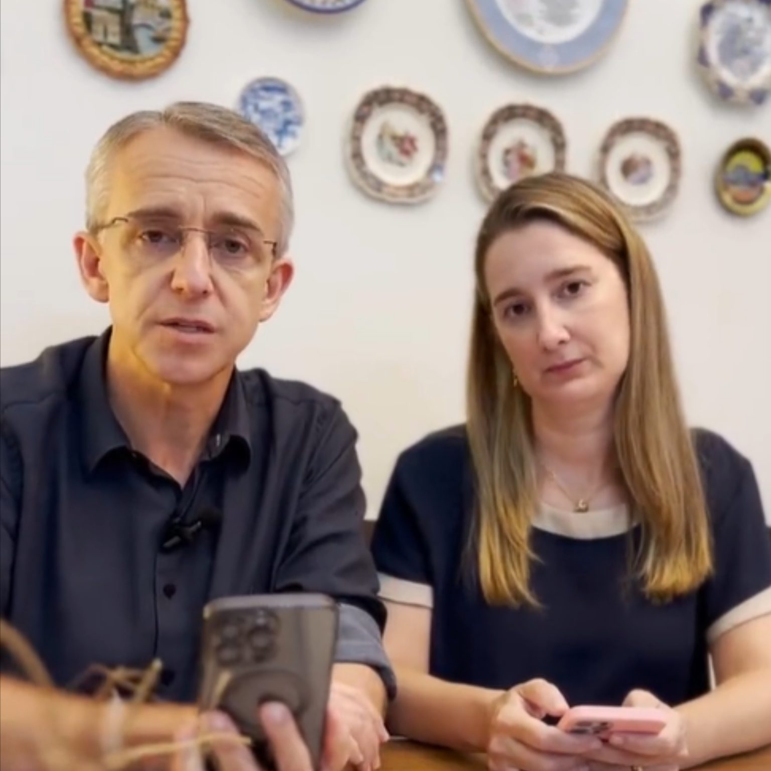  Mário Hildebrandt, prefeito de Blumenau, fez o anúncia pelas redes sociais nste domingo (9). (Foto: Reprodução / Twitter / Mário Hildebrandt). 