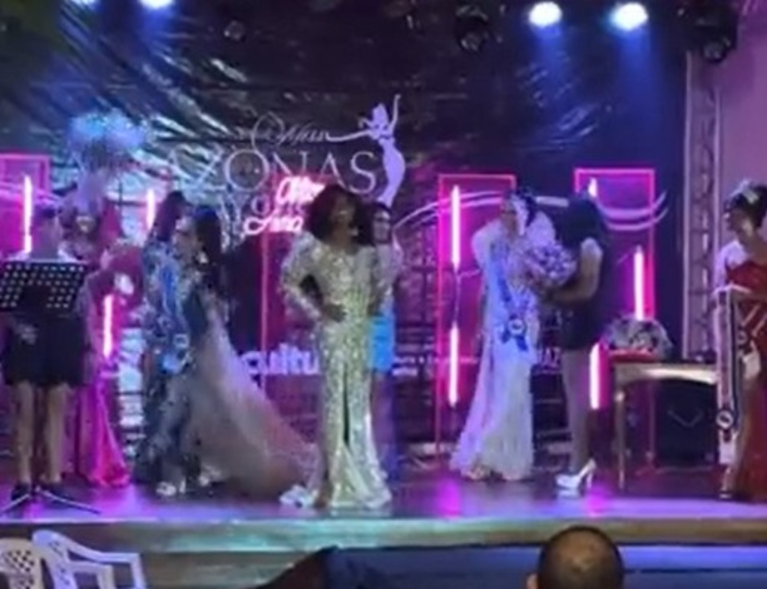  A final do concurso Miss Amazonas Gay terminou em confusão após uma das participantes se revoltar com o resultado e agredir umas mulheres idealizadoras do evento. 
