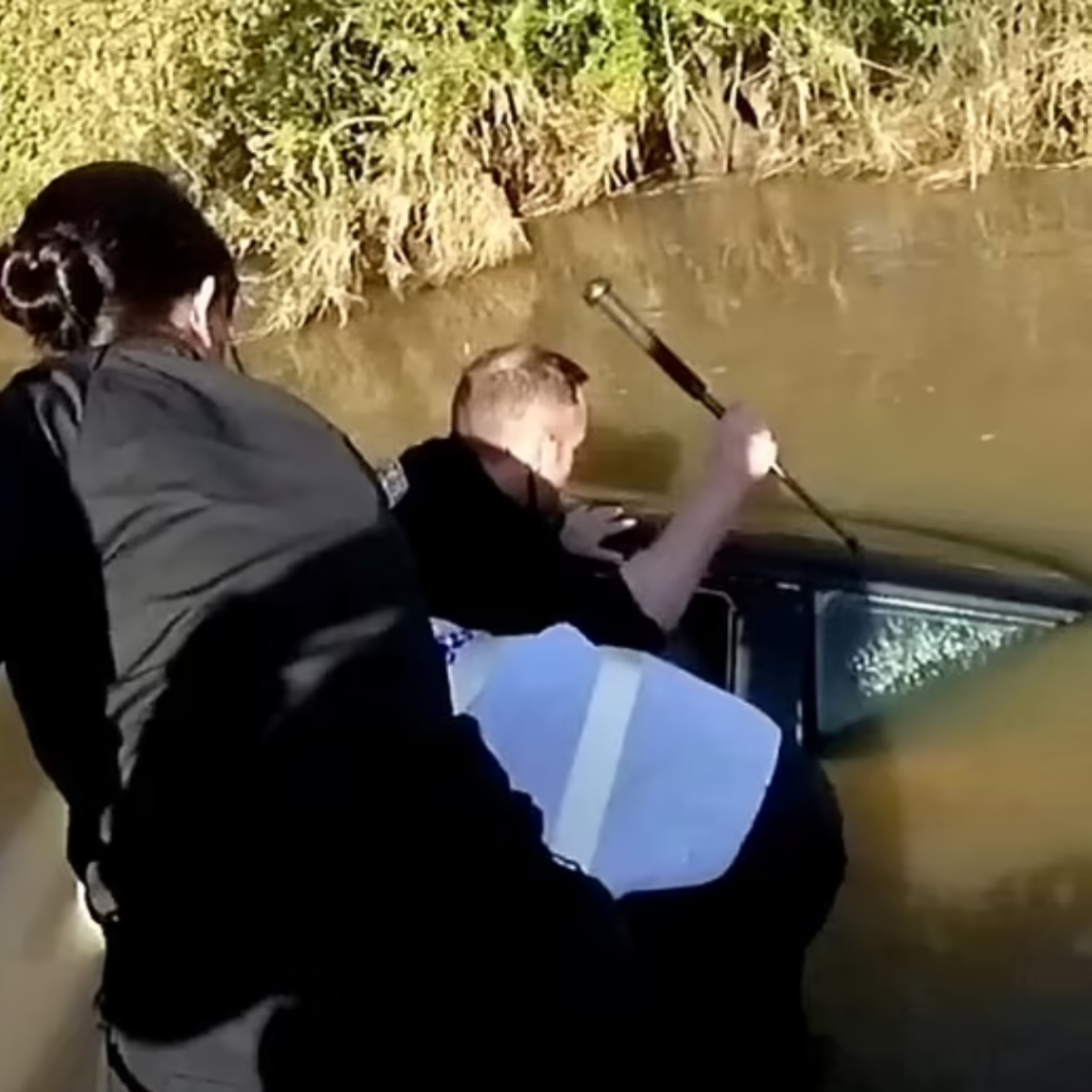  mulher-resgatada-carro-submerso3 