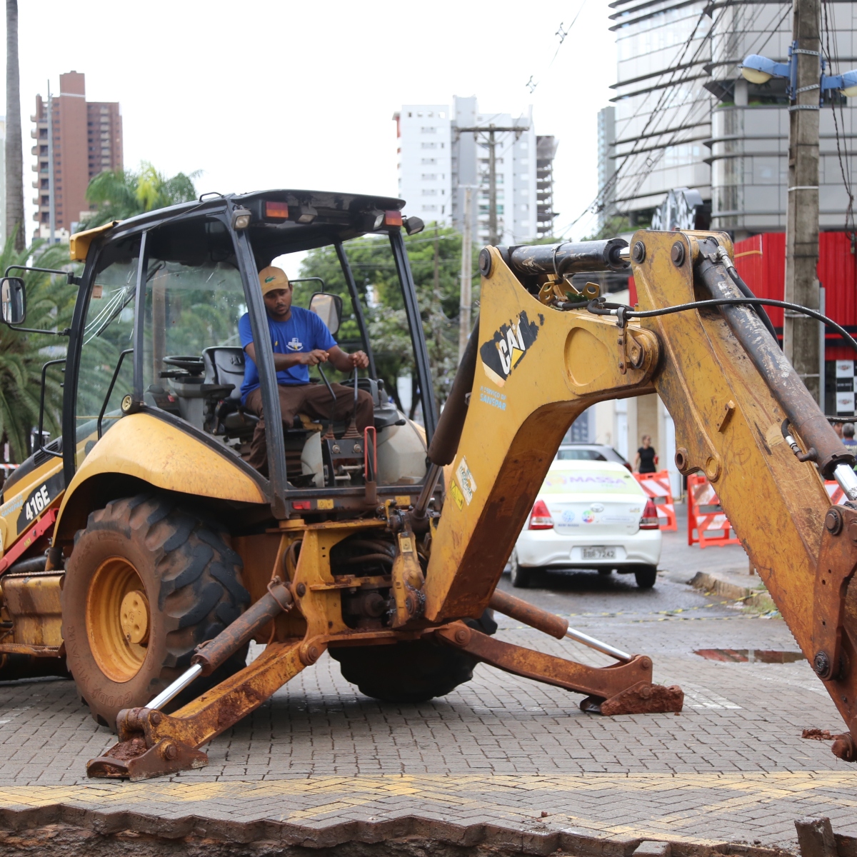 Obras no cruzamento onde uma cratera se abriu em Maringá