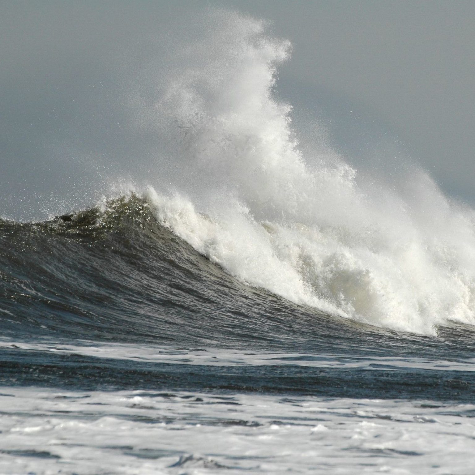  Marinha alerta para ressaca e ondas altas desde o litoral do Rio Grande do Sul até o Rio de Janeiro. (Foto: Peter Mulligan / Windswept wave / via Flickr) 