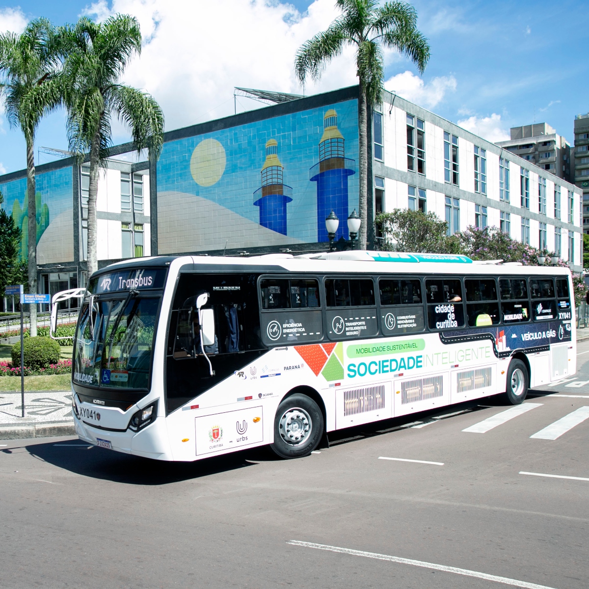  Ônibus movido a gás natural. Curitiba, 