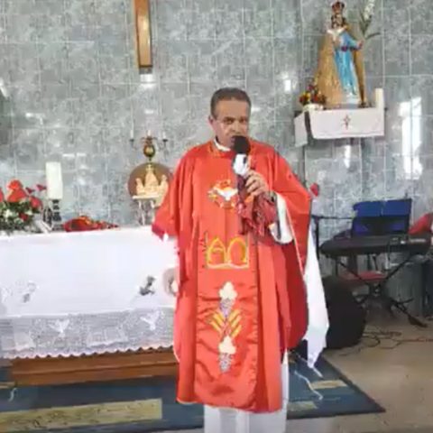 Padre canta samba