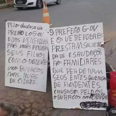 Placas de protesto sepultamento rua Minas gerais