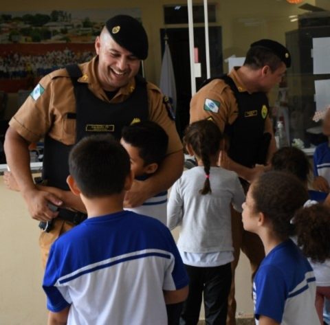 polícia e crianças em Ibiporã