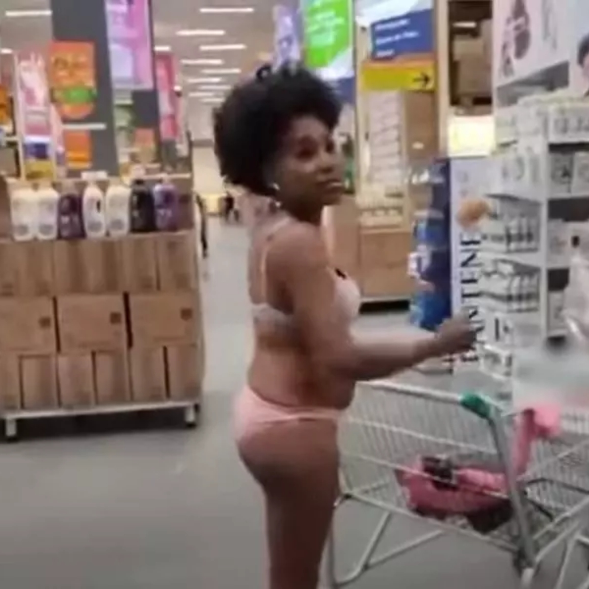 Funcionário nega racismo contra professora que tirou a roupa em  supermercado - RIC Mais