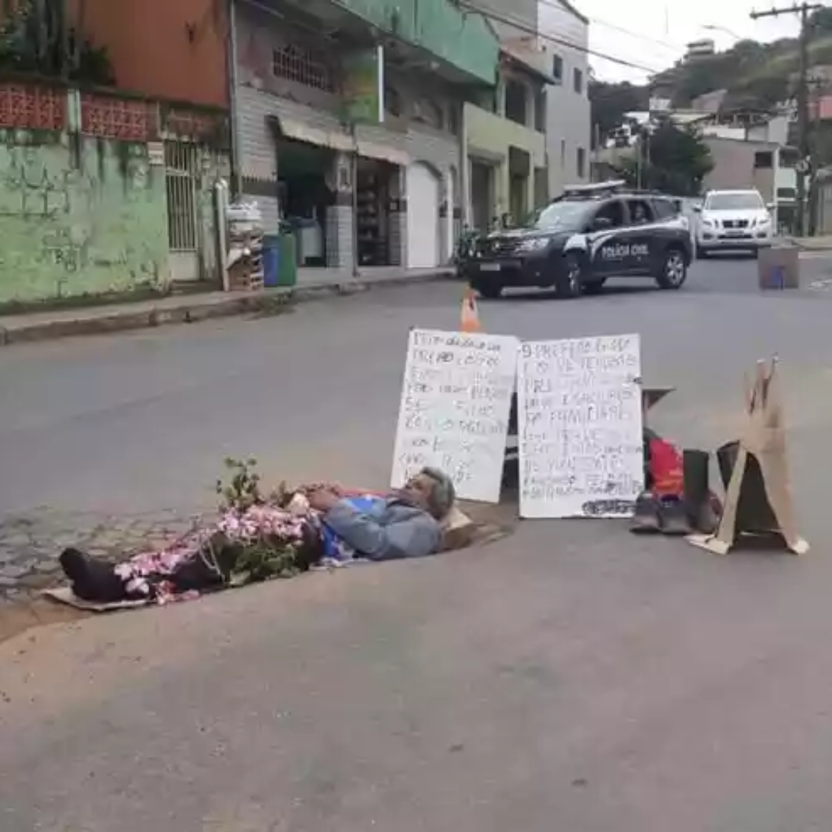  Homem se sepultando na rua em Minas Gerais 