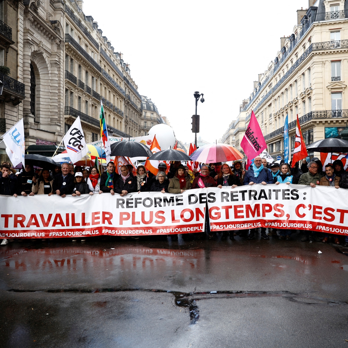  Franceses protestam contra mudanças na aposentadoria 