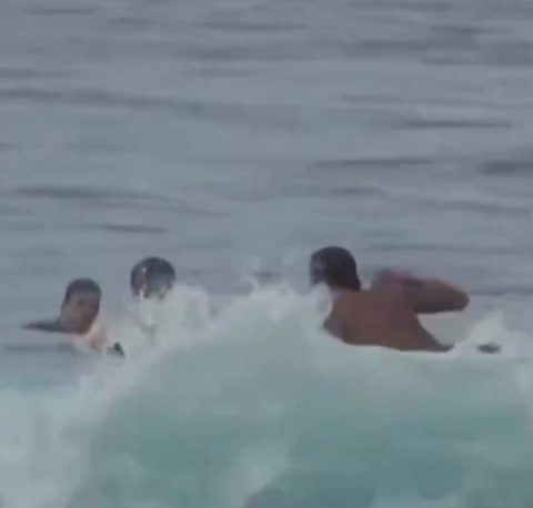 VÍDEO: Surfista brasileiro agride atleta durante disputa por ondas.