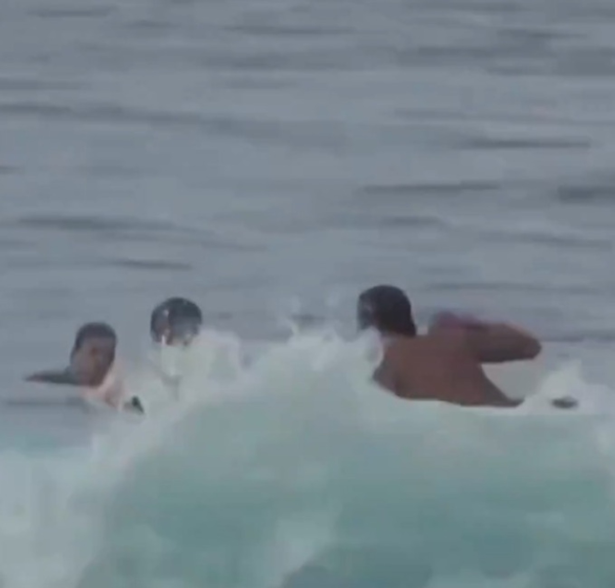  VÍDEO: Surfista brasileiro agride atleta durante disputa por ondas. 