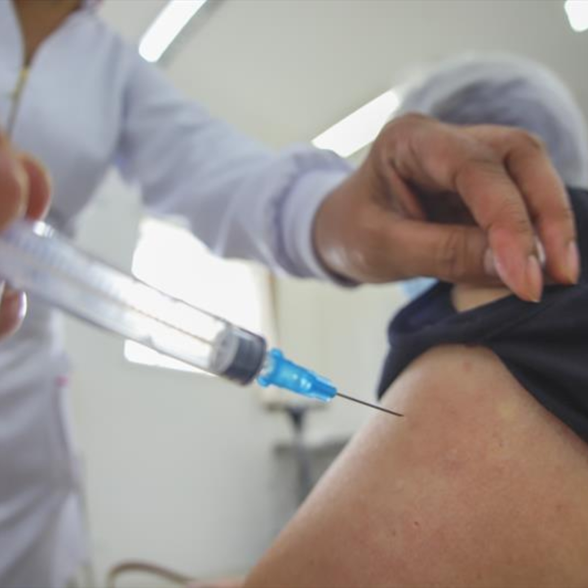  Curitiba amplia vacinação bivalente e contra gripe para público de 50 a 59 anos 