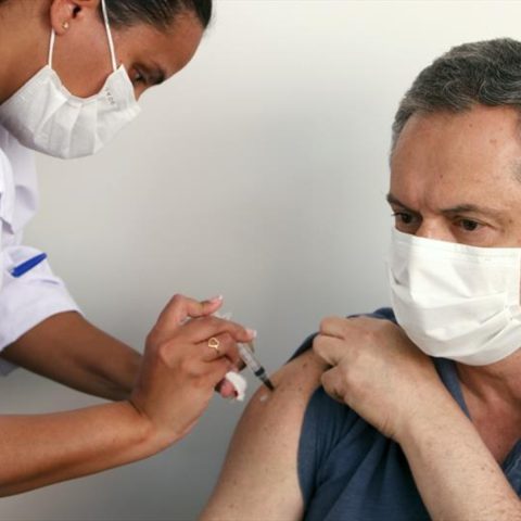 Curitiba amplia vacinação bivalente e contra gripe para público de 50 a 59 anos