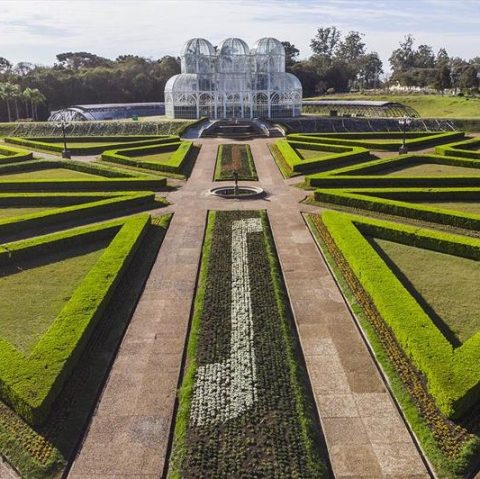 Em dia de coroação, estufa do Jardim Botânico recebe cores da bandeira britânica