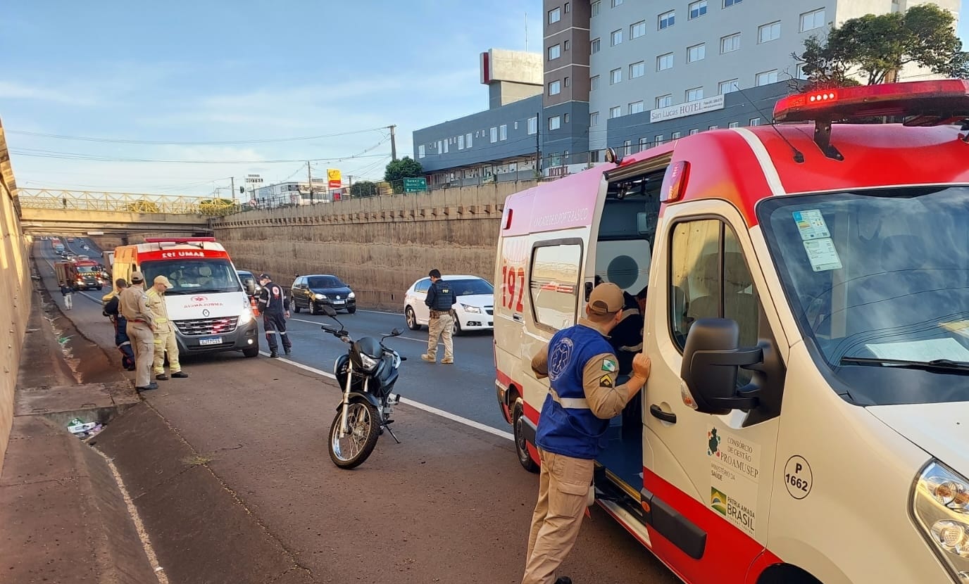  Homem fica gravemente ferido após cair de moto em Sarandi. 