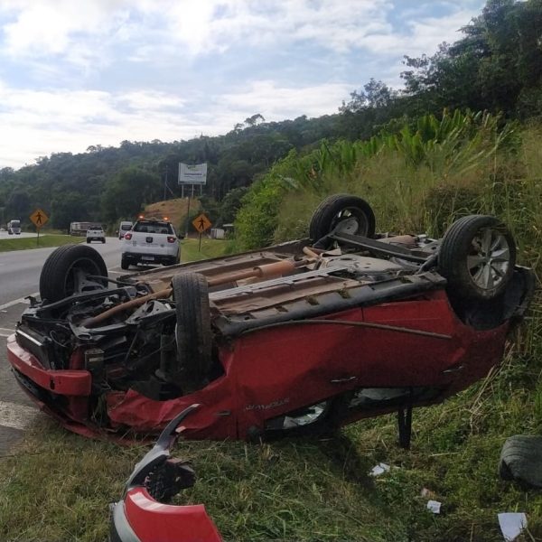 Caminhão sai da pista na BR-277, tomba e motorista morre em acidente, no PR  