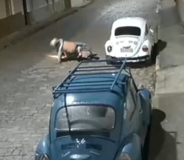 Fusca azul assombrado: Moradores acreditam que veículo é o causador de acidentes em rua