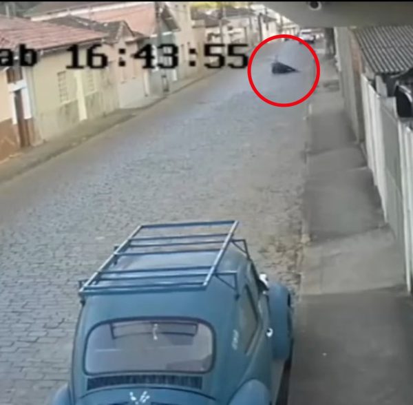 Fusca azul assombrado: Moradores acreditam que veículo é o causador de acidentes em rua